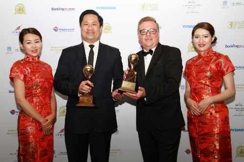 Ông Võ Quang Liên Kha - Phó tổng giám đốc Công ty Vietravel (thứ 2 từ trái sang) nhận giải thưởng Du lịch thế giới lần thứ 5 liên tiếp. Giải thưởng không chỉ công nhận năng lực tổ chức, điều hành tour của Vietravel, mà còn động viên công ty vững tin phát triển, mang đến du khách nhiều tiện ích hơn.